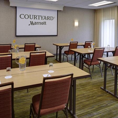 Готель Courtyard By Marriott Indianapolis Airport Екстер'єр фото