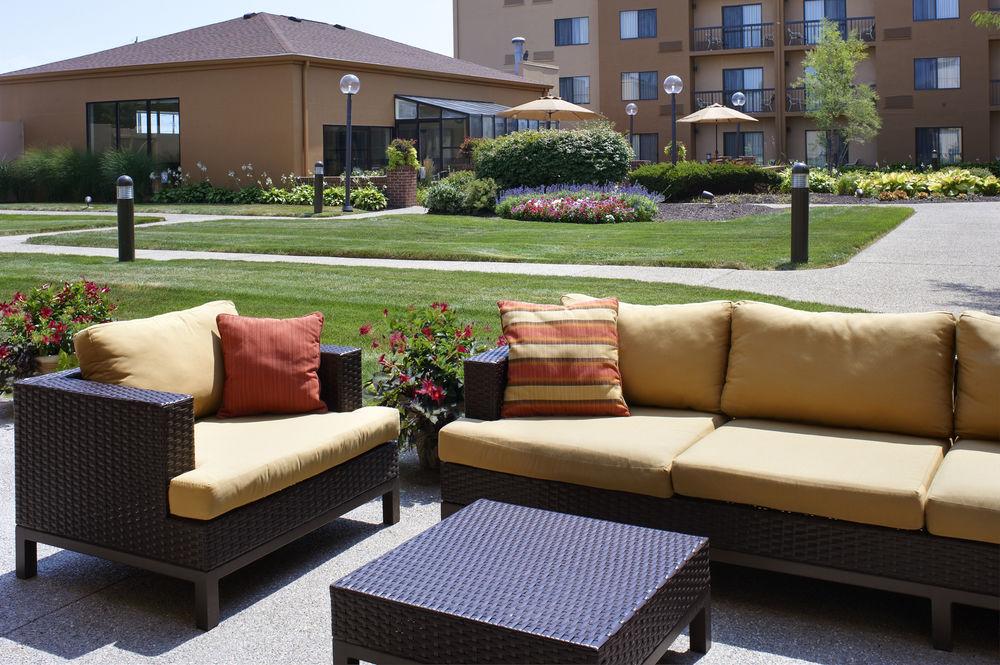 Готель Courtyard By Marriott Indianapolis Airport Екстер'єр фото