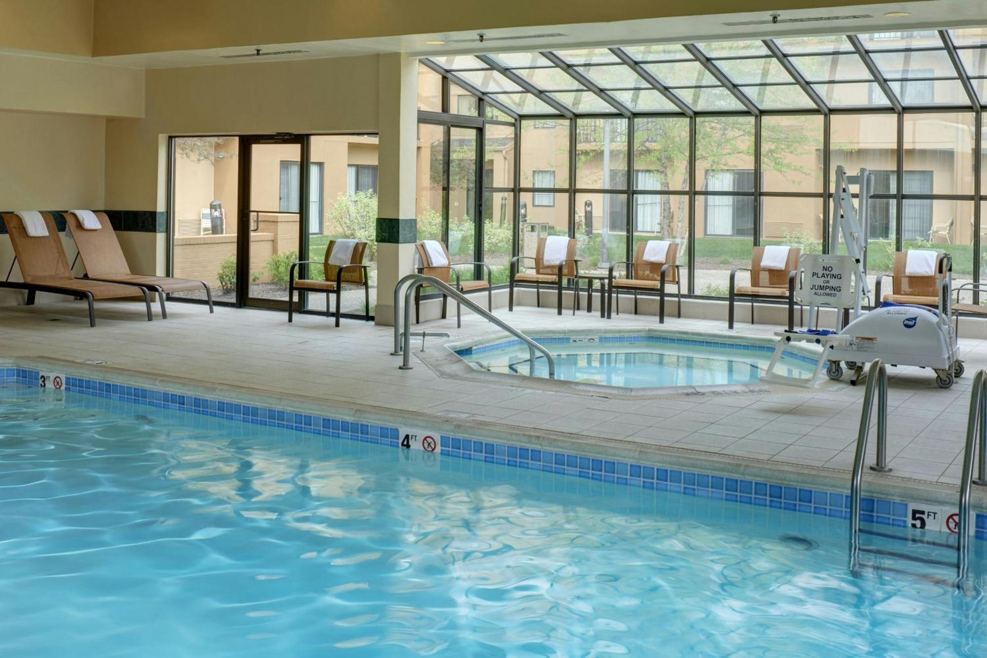 Готель Courtyard By Marriott Indianapolis Airport Екстер'єр фото