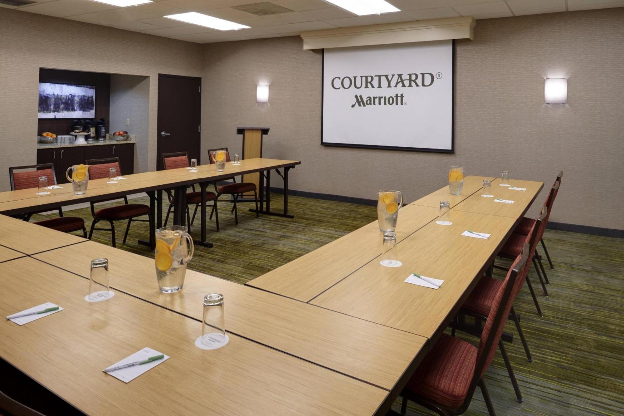 Готель Courtyard By Marriott Indianapolis Airport Екстер'єр фото
