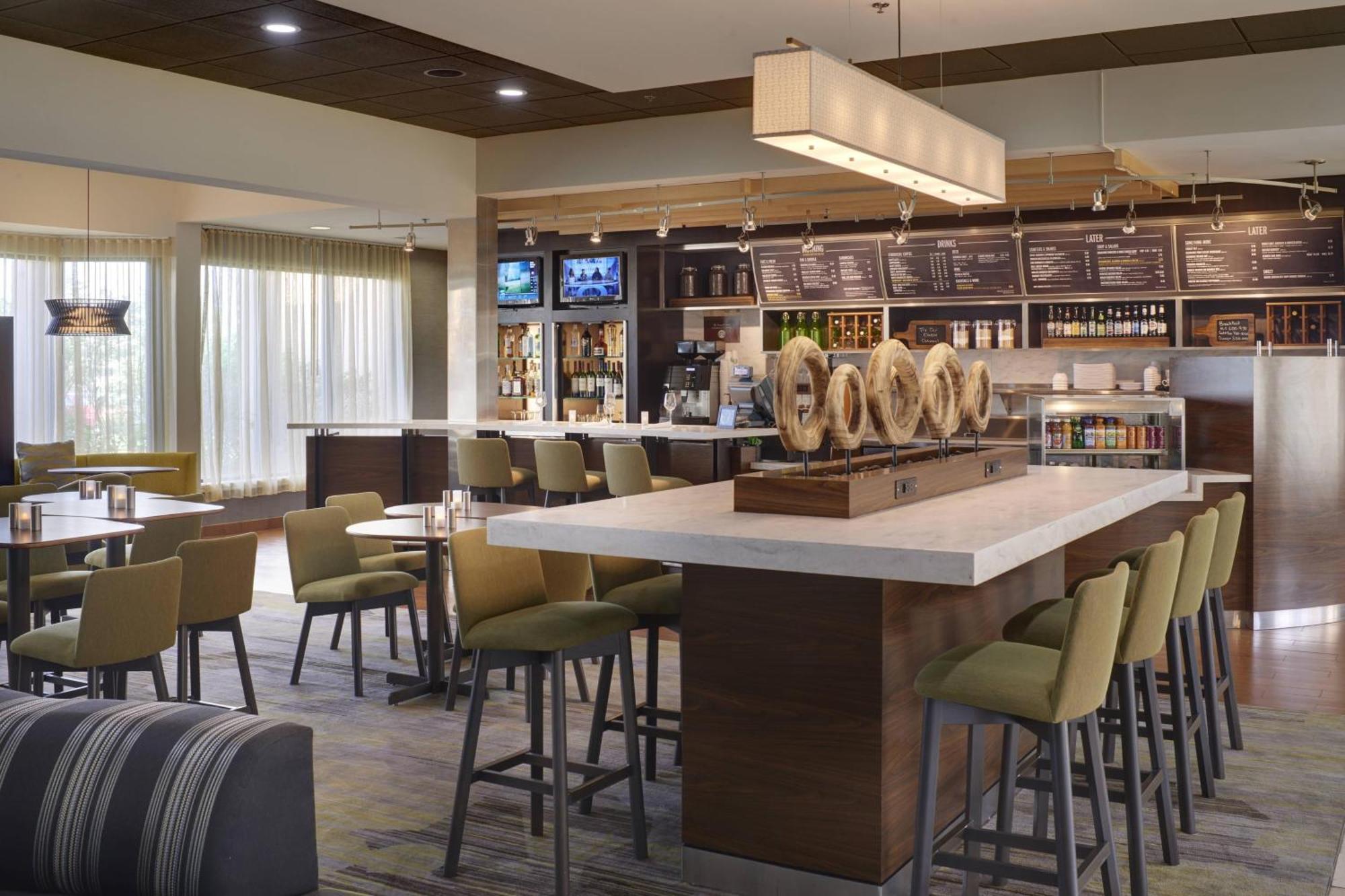 Готель Courtyard By Marriott Indianapolis Airport Екстер'єр фото