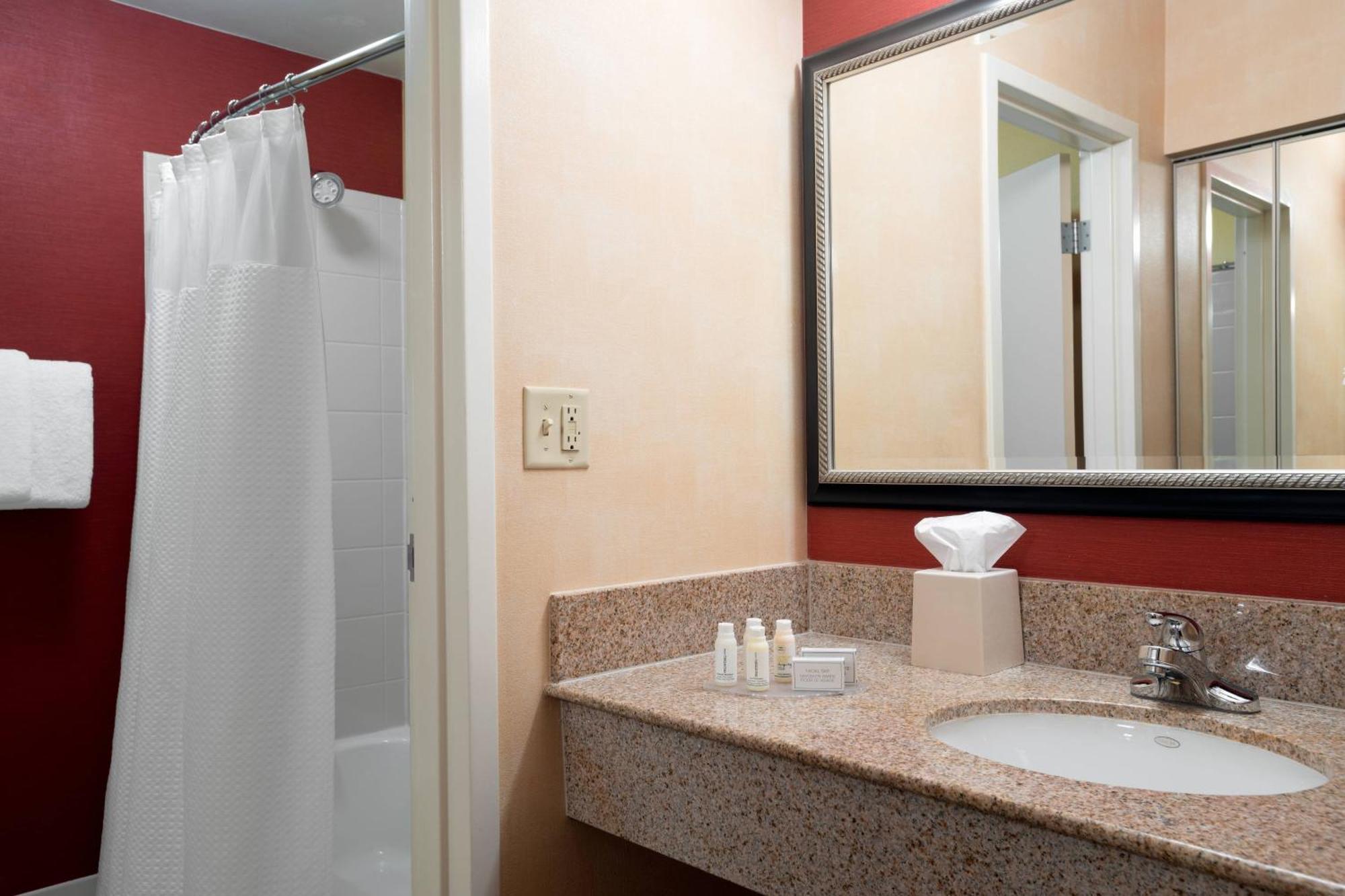 Готель Courtyard By Marriott Indianapolis Airport Екстер'єр фото