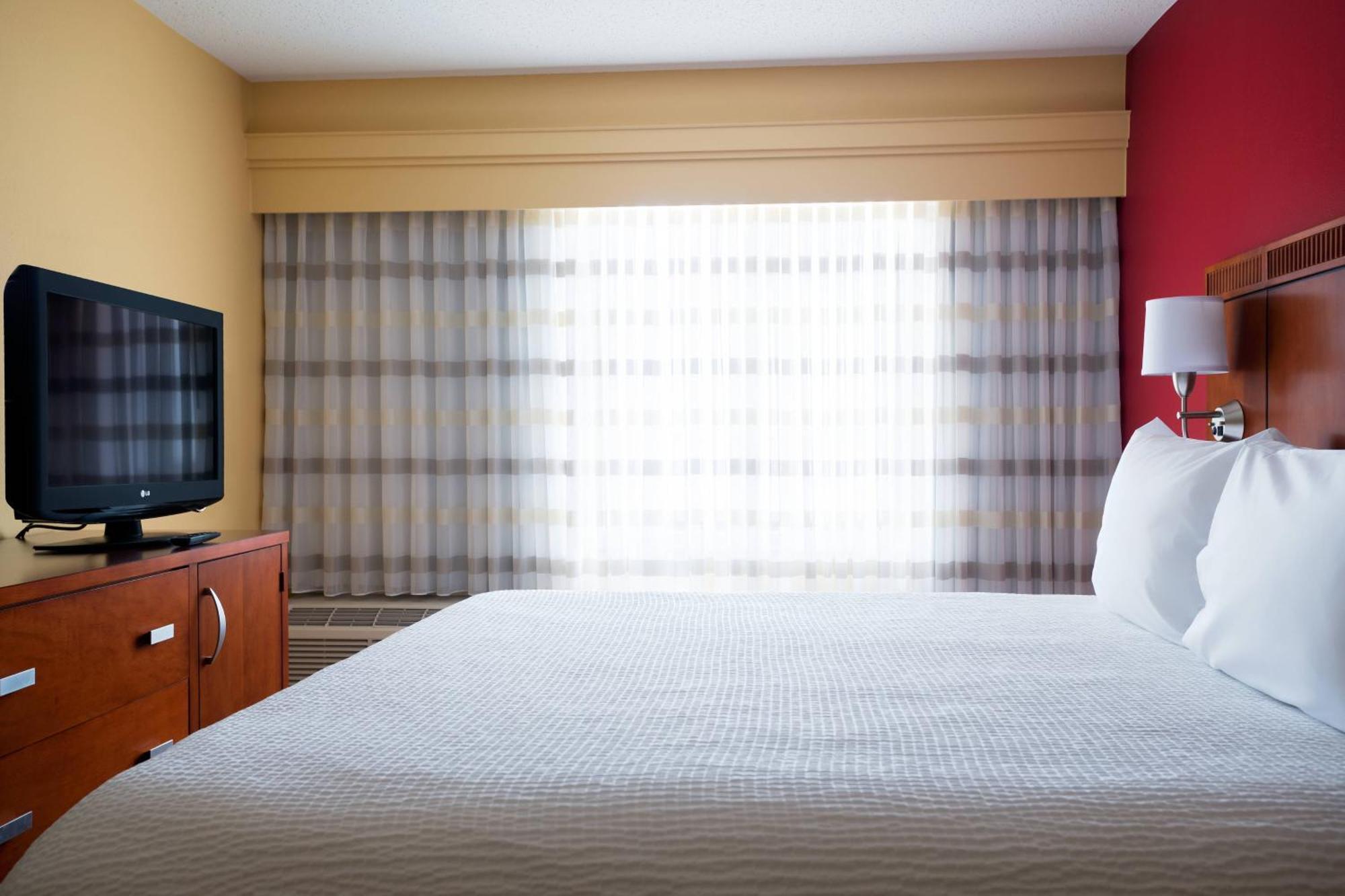 Готель Courtyard By Marriott Indianapolis Airport Екстер'єр фото