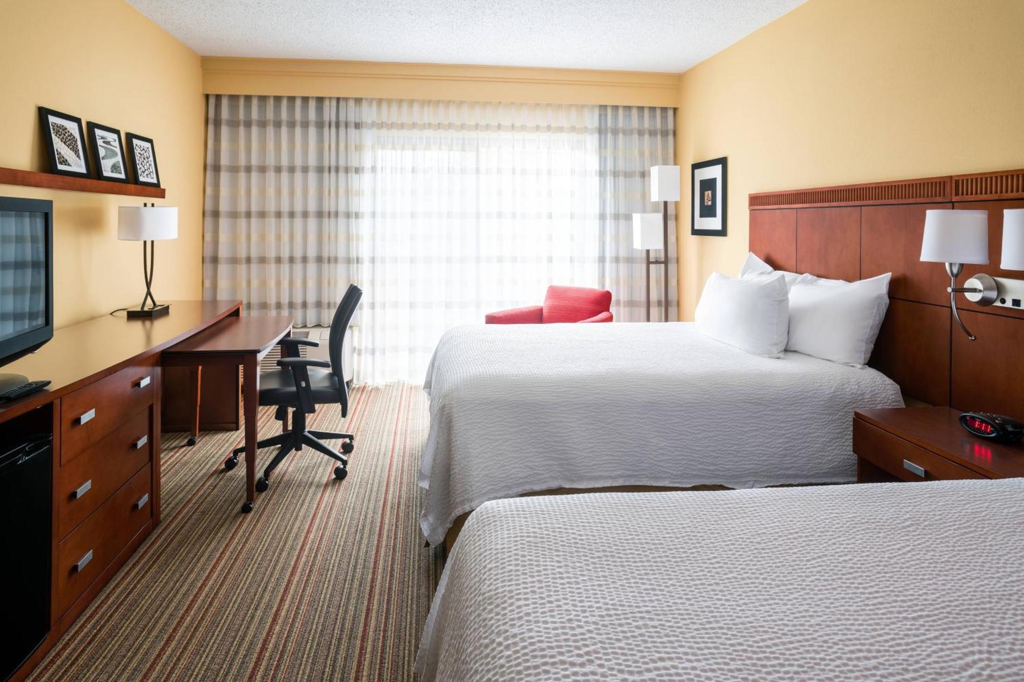 Готель Courtyard By Marriott Indianapolis Airport Екстер'єр фото