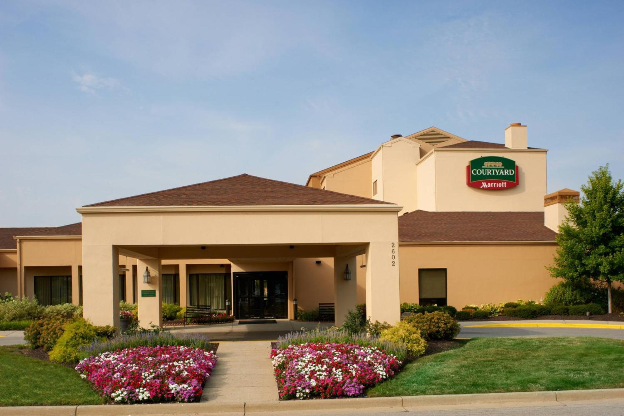 Готель Courtyard By Marriott Indianapolis Airport Екстер'єр фото