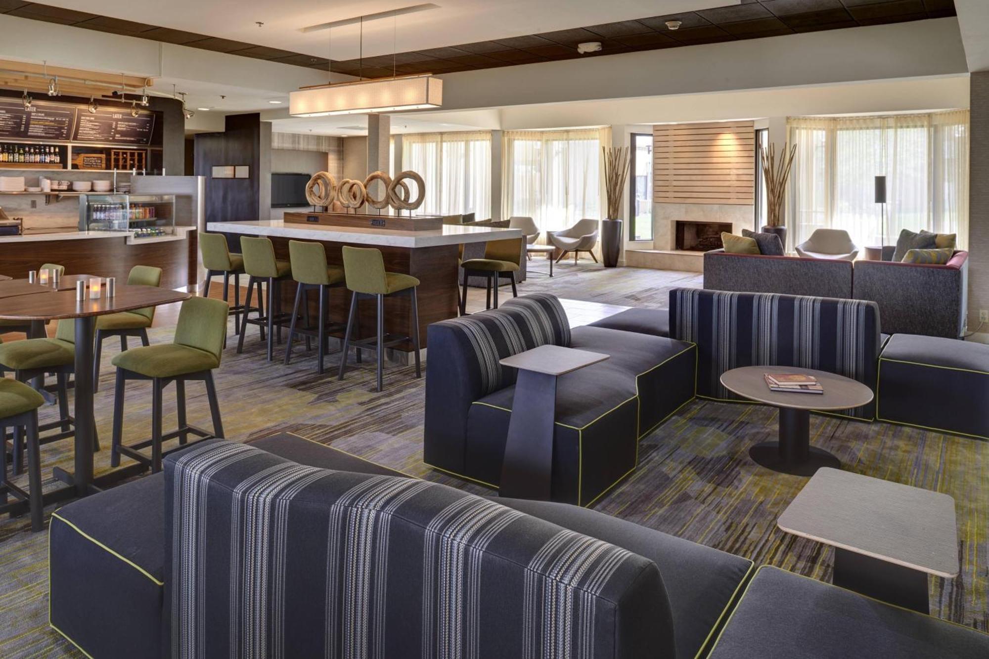 Готель Courtyard By Marriott Indianapolis Airport Екстер'єр фото