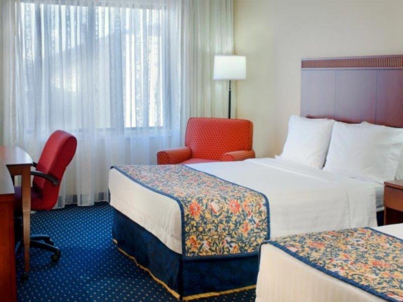 Готель Courtyard By Marriott Indianapolis Airport Екстер'єр фото