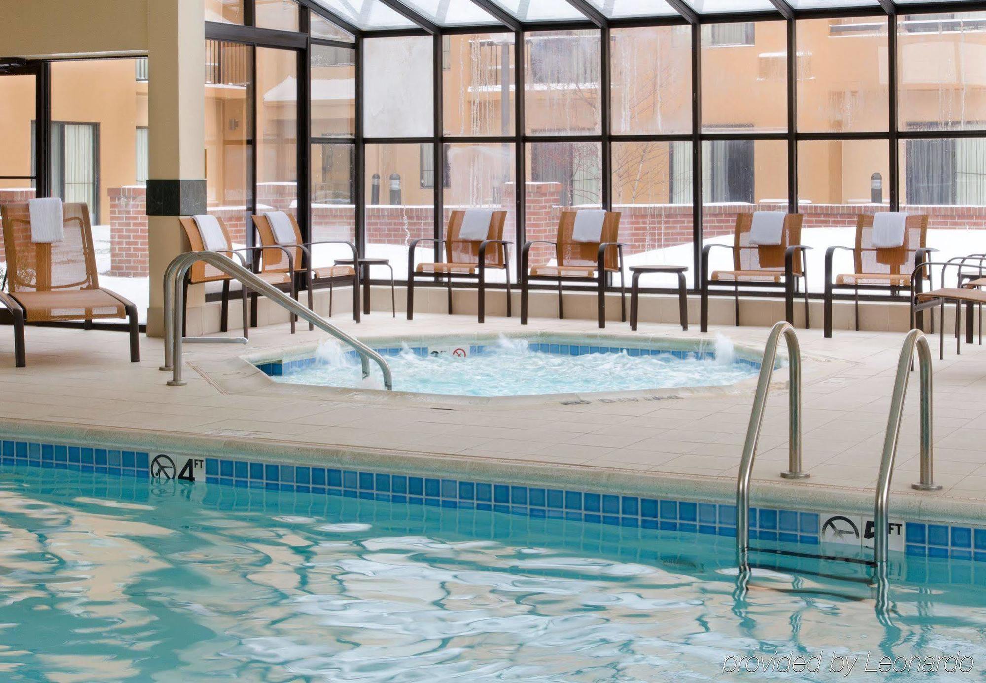 Готель Courtyard By Marriott Indianapolis Airport Екстер'єр фото