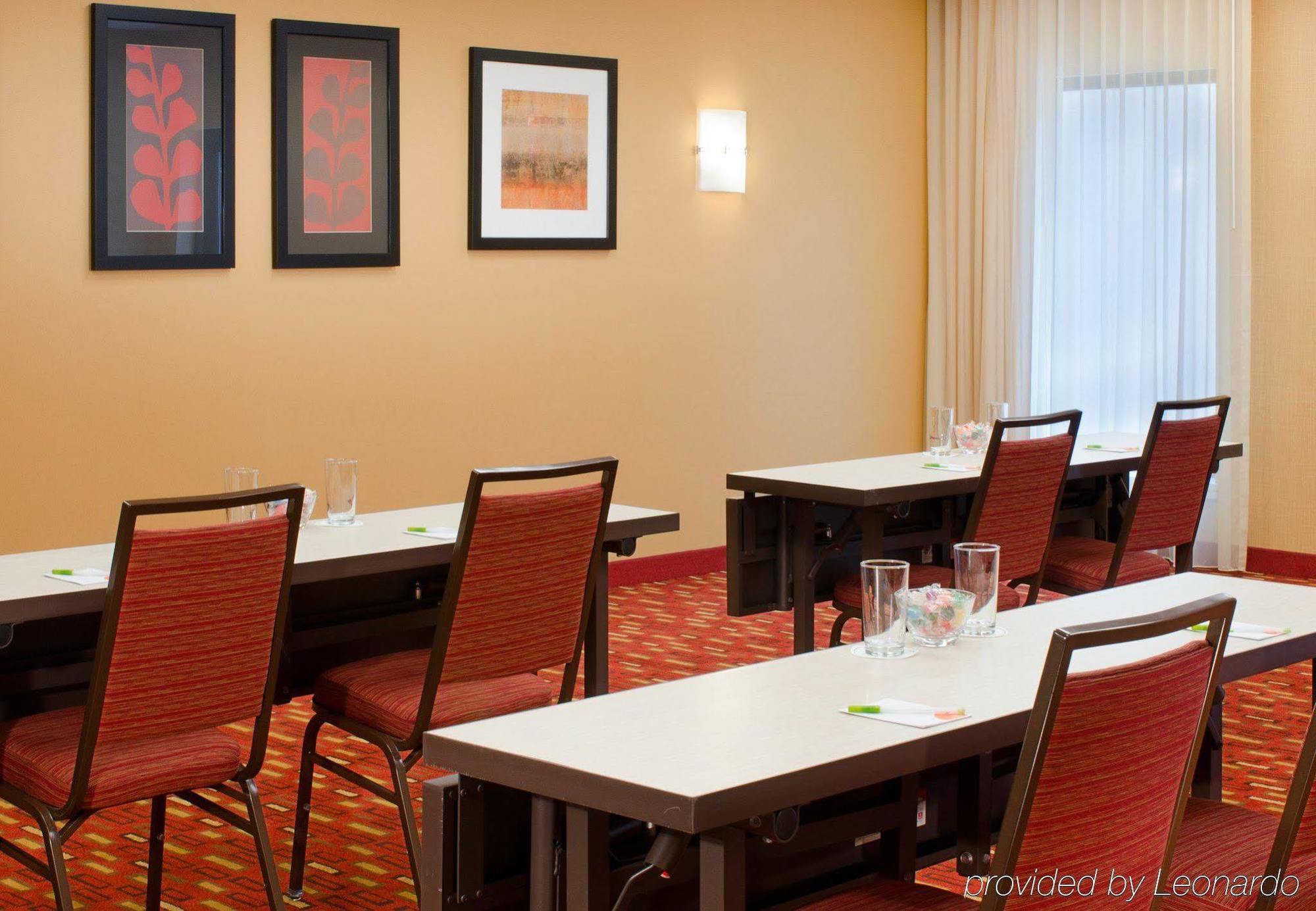 Готель Courtyard By Marriott Indianapolis Airport Екстер'єр фото