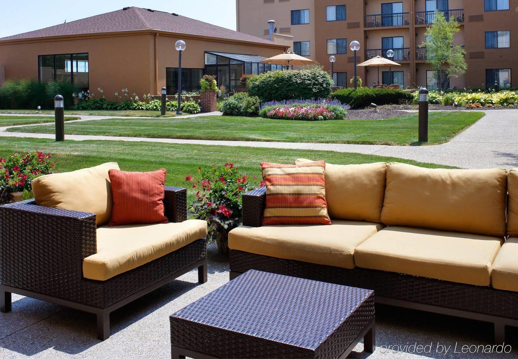 Готель Courtyard By Marriott Indianapolis Airport Екстер'єр фото