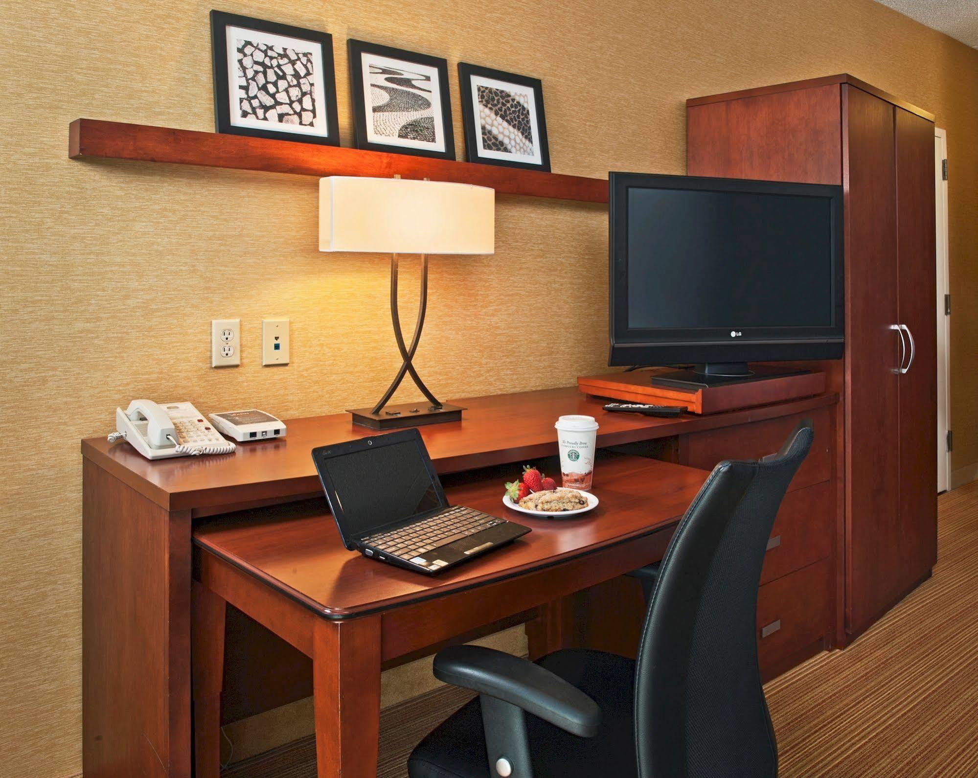 Готель Courtyard By Marriott Indianapolis Airport Екстер'єр фото