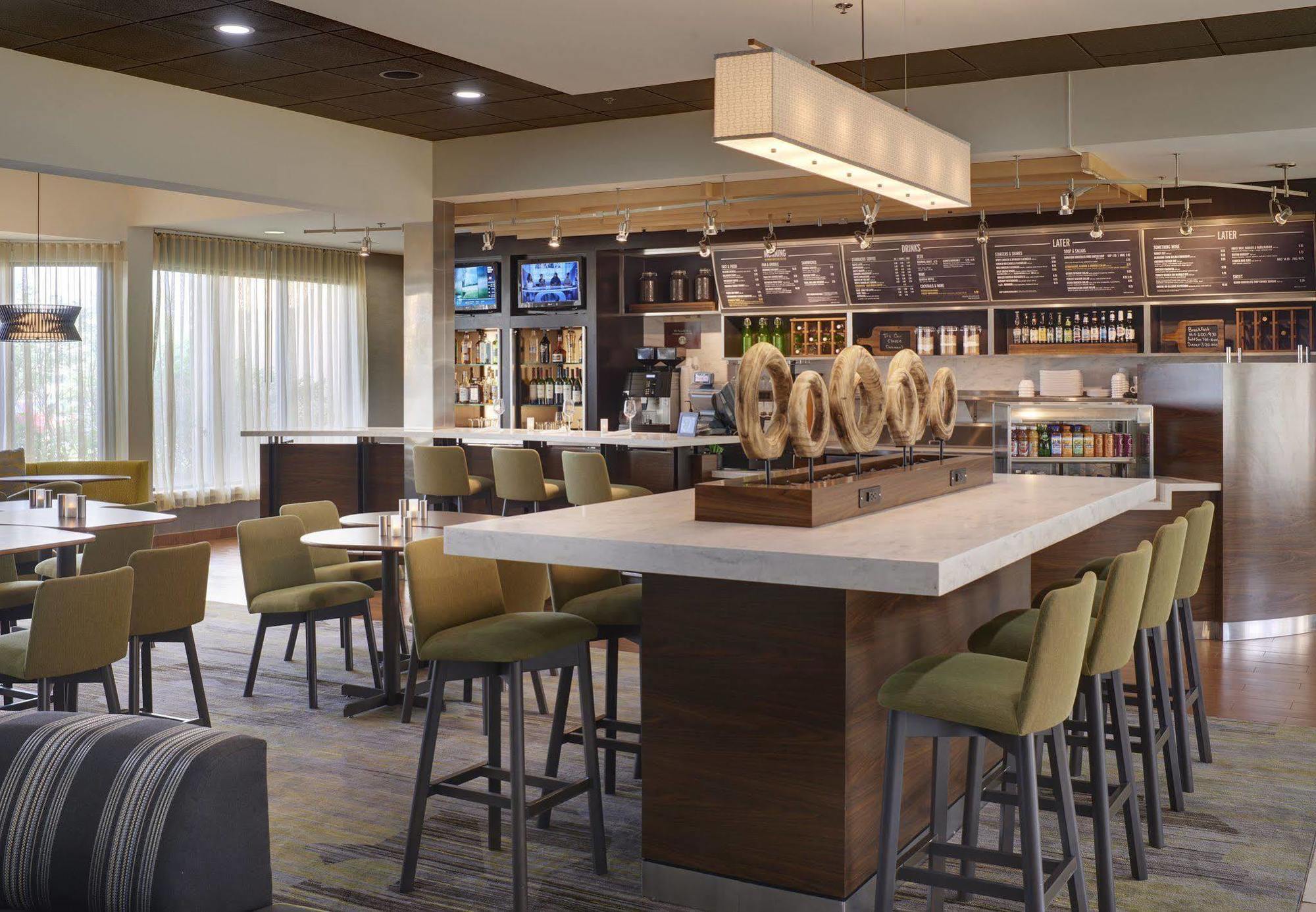 Готель Courtyard By Marriott Indianapolis Airport Екстер'єр фото