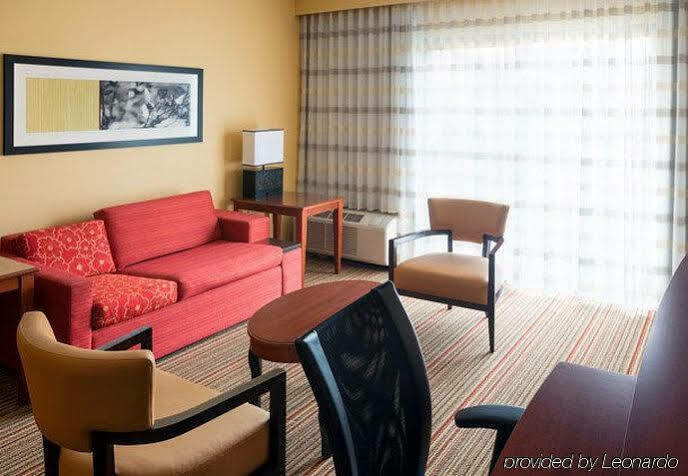 Готель Courtyard By Marriott Indianapolis Airport Екстер'єр фото