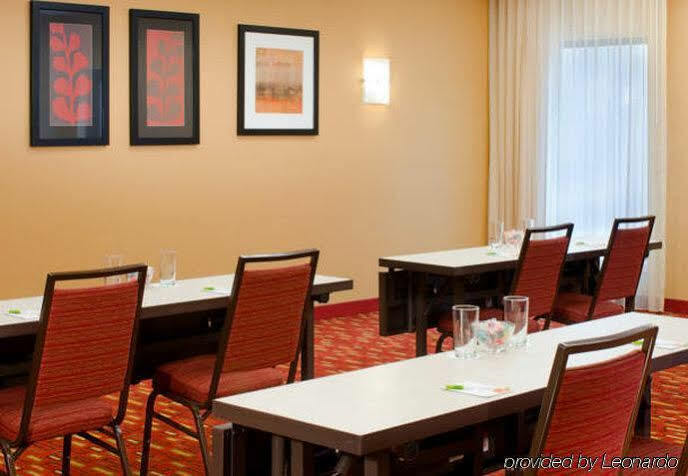 Готель Courtyard By Marriott Indianapolis Airport Екстер'єр фото